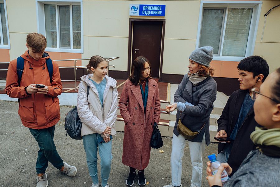 Волонтеры ТюмГУ благоустраивают парк ГАУЗ ТО "Хоспис"