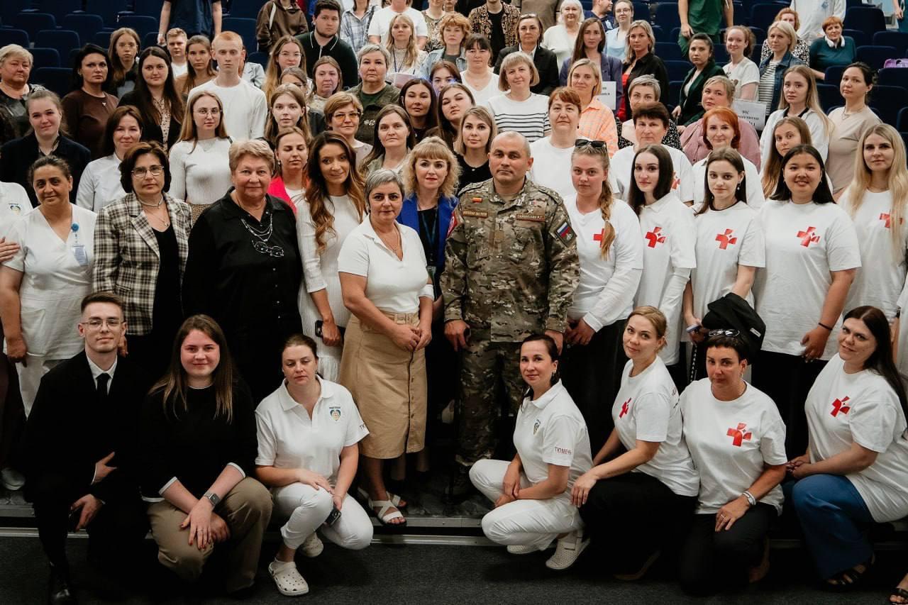 В преддверии Дня семьи, любви и верности Герой России Рустам Сайфуллин встретился с тюменскими медсестрами